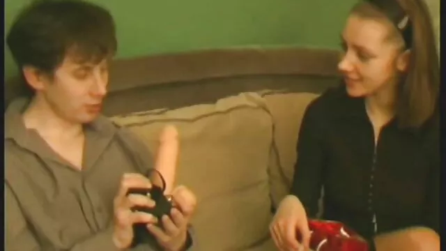 若いガールフレンドに男のコックを正しく吸う方法を教える成熟した女性。 女子 向け アダルト ビデオ