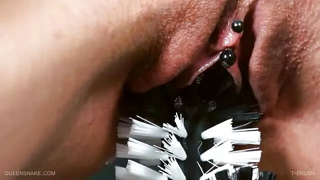 若いブルネットは掃除機のように吸い、彼女の猫に男根を持っています 女子 向け アダルト ビデオ