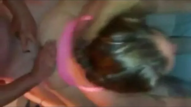 自家製の女の子は彼女の髪で自慰行為をし、それを濡らす。 アダルト ビデオ 女子 向け