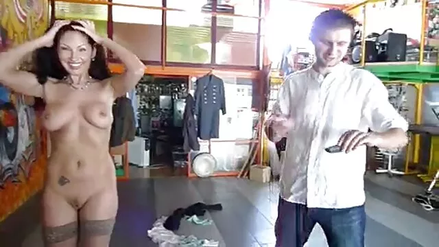 成熟した愛人は、強い足とコーンでお尻に彼女の奴隷の屈辱を犯す。 エロ ビデオ 女性 用