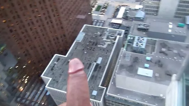 ピアスを持つ大胆なブロンドは、ほぼチーム全体に役立ちます。 女性 の ため の アダルト ビデオ 無料