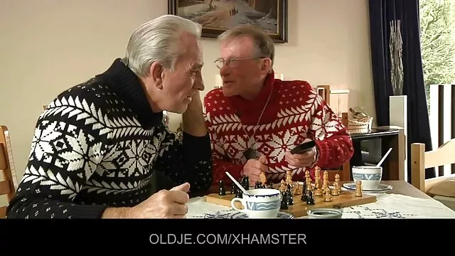 成熟した女性は、パンティーでディックに座るのが好き 女子 用 アダルト ビデオ