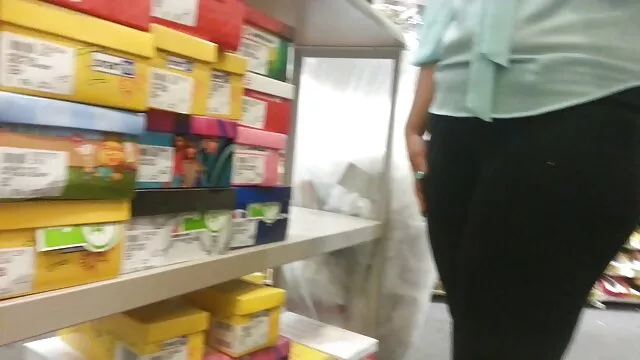 二つの裸の女の子は、彼らの鳥を一つずつ撫でます。 鈴木 一徹 エロ ビデオ