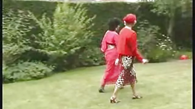 若いポルノモデルの白いドレスfucks彼氏 女性 むけ アダルト ビデオ