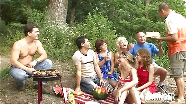 彼は街の女の子と散歩に行き、セックスをするために家に持ち帰った。 女の子 用 アダルト ビデオ