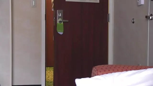 彼女の男根と若いポルノモデルを性交する準備ができている男の多く。 女性 向け erovideo