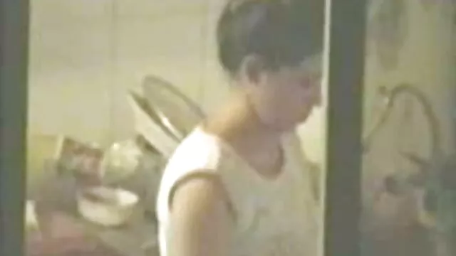 二つの蜂のようなギャルズは、大きな粒状のコックに蜂蜜を突く 女の子 用 エロ ビデオ