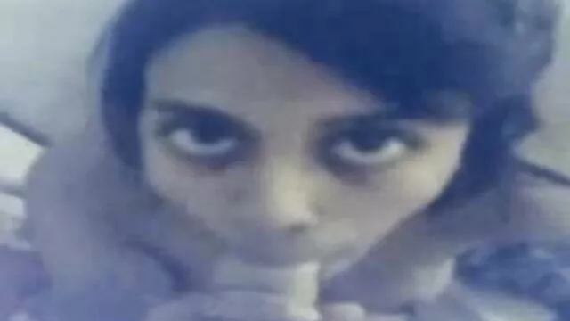 Tattooing若いラティーナ姉妹の友人のビーチに面していると男 女の子 の ため の アダルト ビデオ