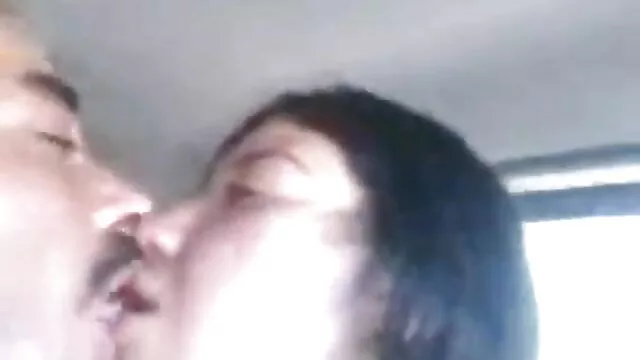 成熟したカップル、姉妹、兄弟、公園の人里離れた場所で車のボンネットの上の暴力 女の子 の ため の アダルト ビデオ