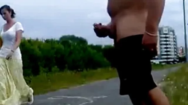 成熟したブルネットは猫で自分自身を見ることを熱望しています。 アダルト ビデオ 女性 向け