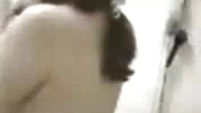 赤い髪の堕落した成熟したラティーナは、破壊された建物の中で黒人男性のコックを吸う。 女性 向け 無料 アダルト ビデオ