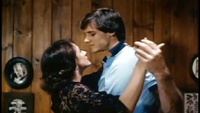 サンクトペテルブルクの天頂の若いファンは、旗で自慰行為をする アダルト ビデオ 女性 向け