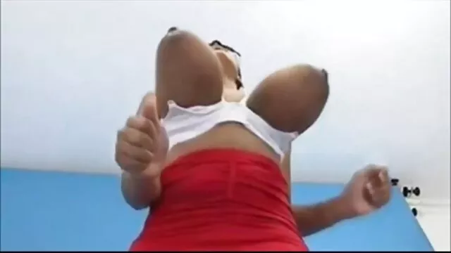 人々のグループは、車の近くに女の子を囲んだ。 エロ ビデオ 女性 向け