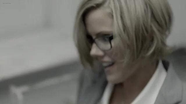 Lの上に彼女の指でベッドの上に横たわっているかなり成熟した女性。 erovideo 女性 用