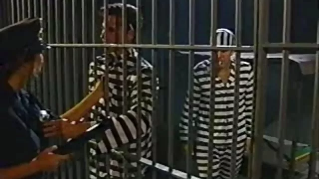 熟女はパンティーなしでオマンコを見せ、彼女の指で自慰行為をする。 女 用 アダルト ビデオ