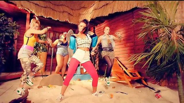 女の子はシミュレータで直接人と台無しにする準備ができています。 女性 の 為 の アダルト ビデオ